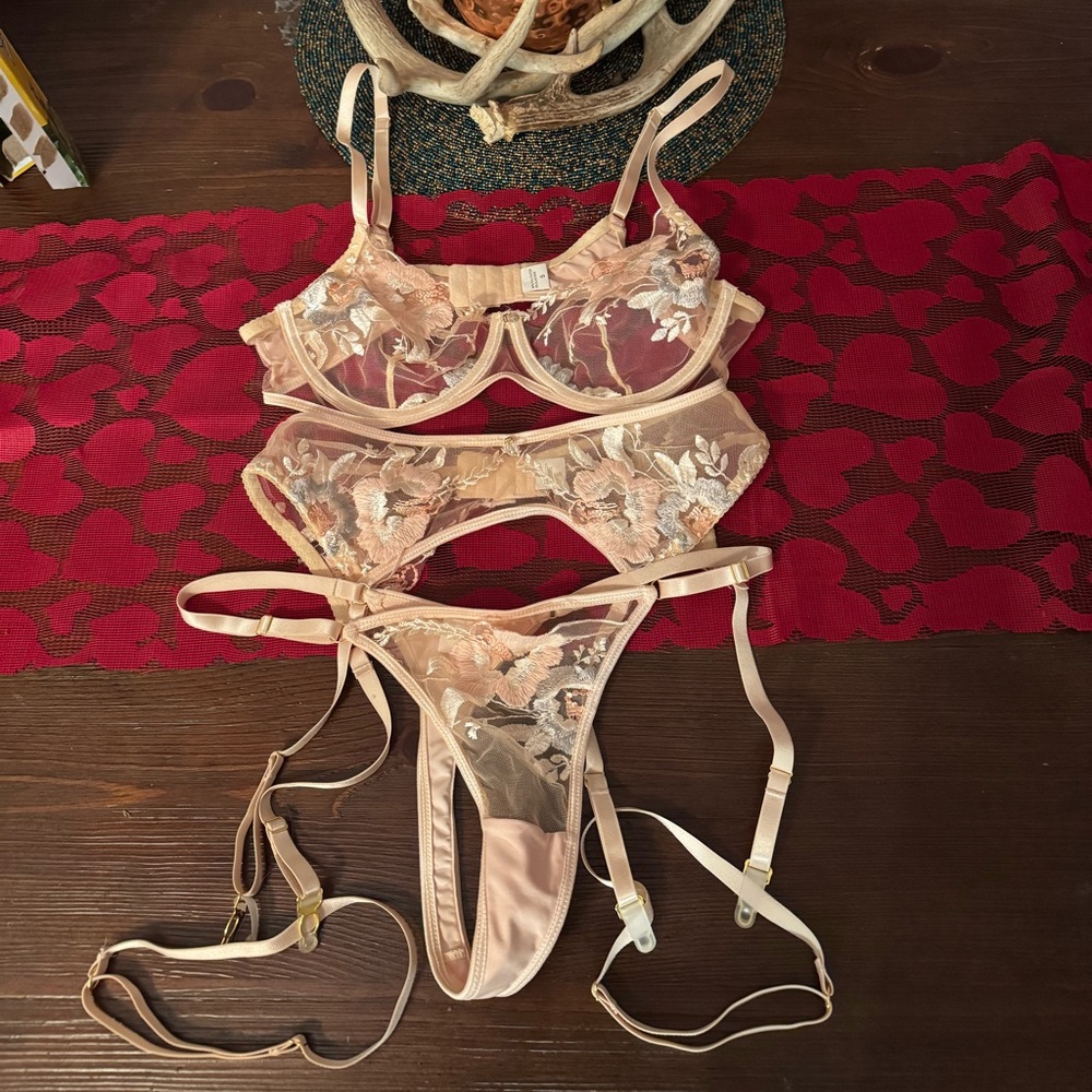 Elegant Floral Lace Lingerie Set - Cream